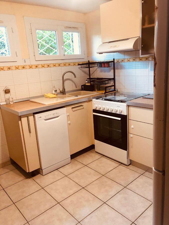 Votre Sejour A Sanary Dans Bas De Villa Avec Terrasse Vegetalisee Et Abritee Exposition Est Sud Ouest A 400M Du Centre Ville En Zone Pietonne Ou Tout Peut Se Faire A Pied Sanary-sur-Mer Luaran gambar